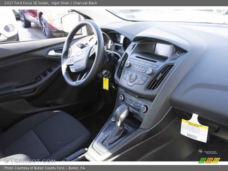 Ingot Silver / Charcoal Black 2017 Ford Focus SE Sedan