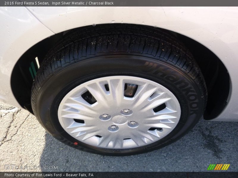 Ingot Silver Metallic / Charcoal Black 2016 Ford Fiesta S Sedan