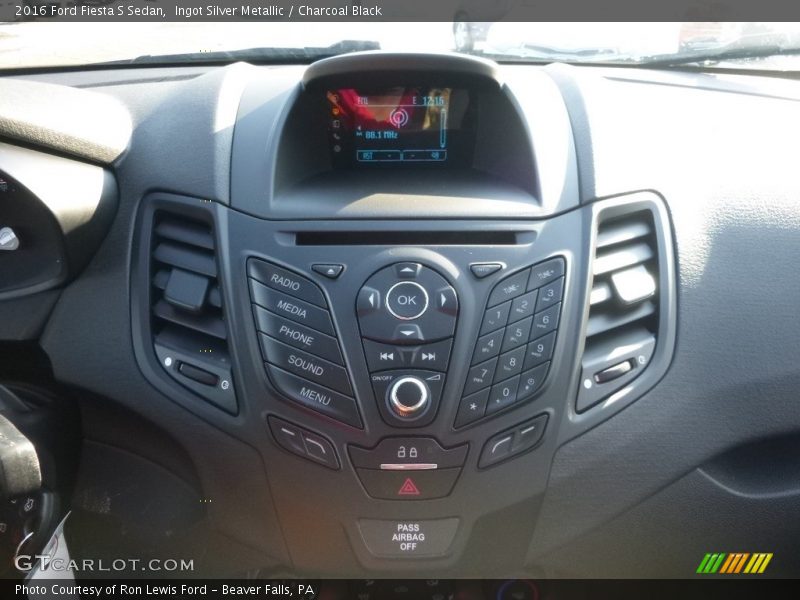 Ingot Silver Metallic / Charcoal Black 2016 Ford Fiesta S Sedan