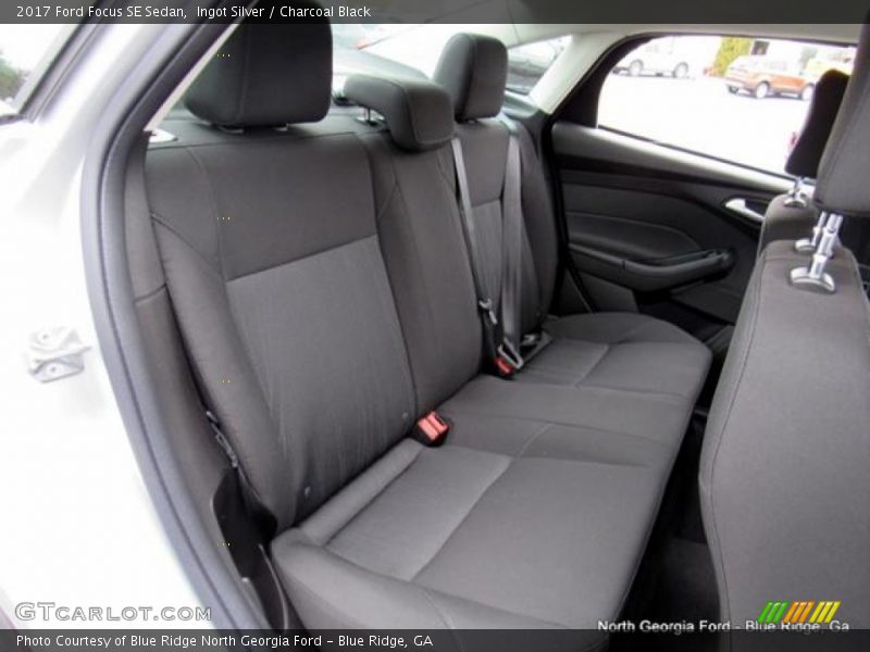 Ingot Silver / Charcoal Black 2017 Ford Focus SE Sedan