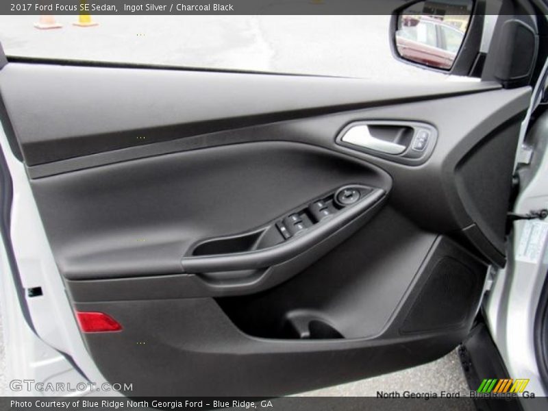 Ingot Silver / Charcoal Black 2017 Ford Focus SE Sedan