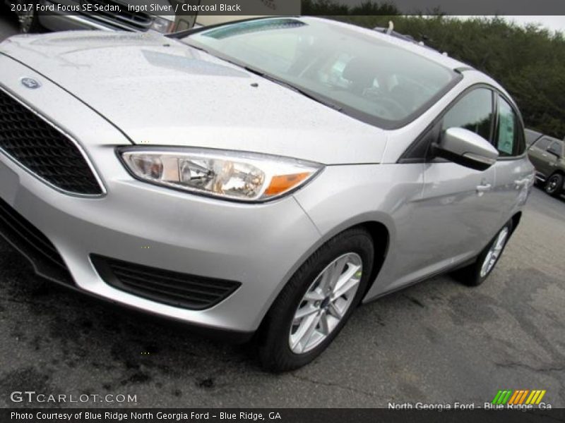 Ingot Silver / Charcoal Black 2017 Ford Focus SE Sedan