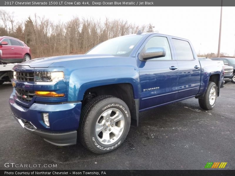 Front 3/4 View of 2017 Silverado 1500 LT Crew Cab 4x4