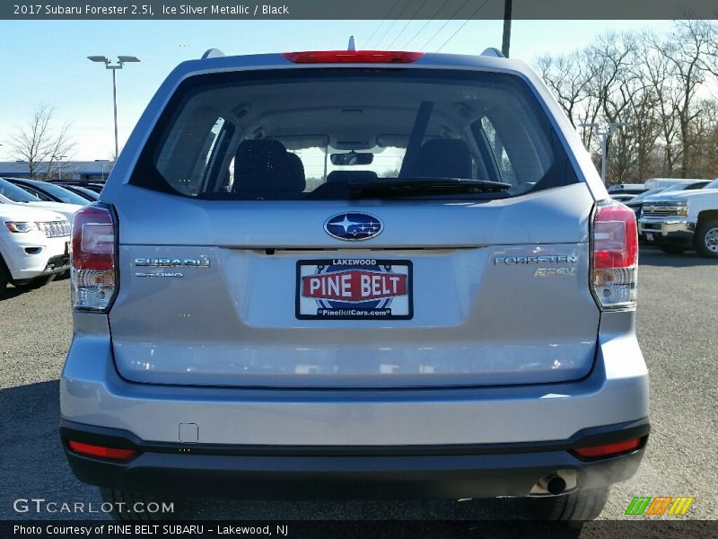 Ice Silver Metallic / Black 2017 Subaru Forester 2.5i