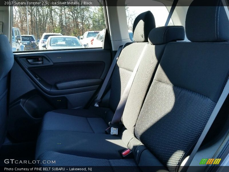 Ice Silver Metallic / Black 2017 Subaru Forester 2.5i
