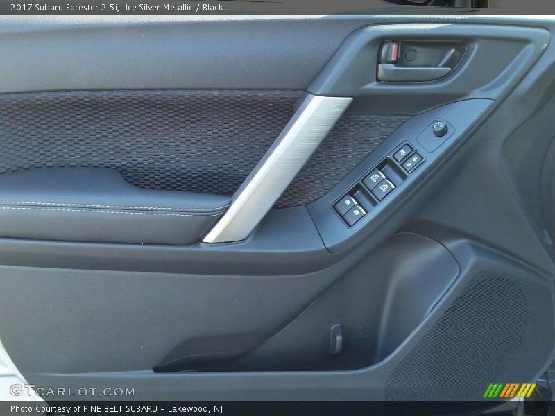 Ice Silver Metallic / Black 2017 Subaru Forester 2.5i