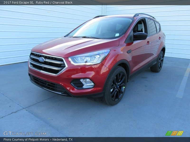 Front 3/4 View of 2017 Escape SE