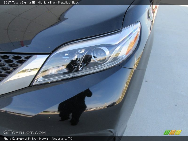Midnight Black Metallic / Black 2017 Toyota Sienna SE