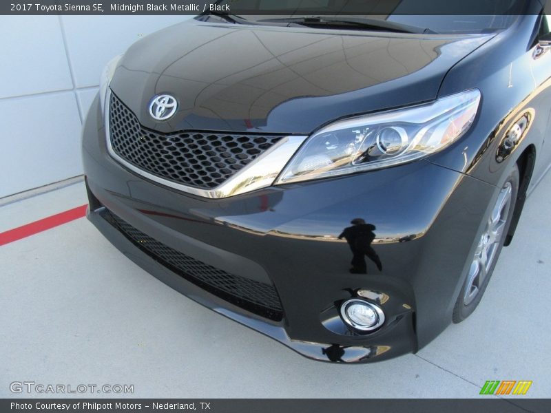 Midnight Black Metallic / Black 2017 Toyota Sienna SE