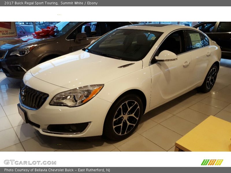 Summit White / Ebony 2017 Buick Regal Sport Touring