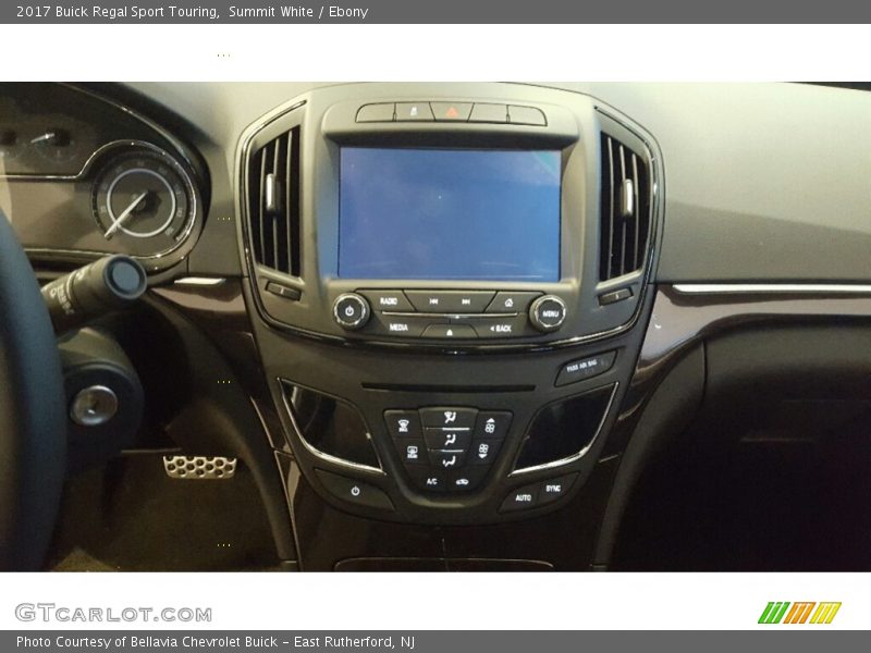Summit White / Ebony 2017 Buick Regal Sport Touring