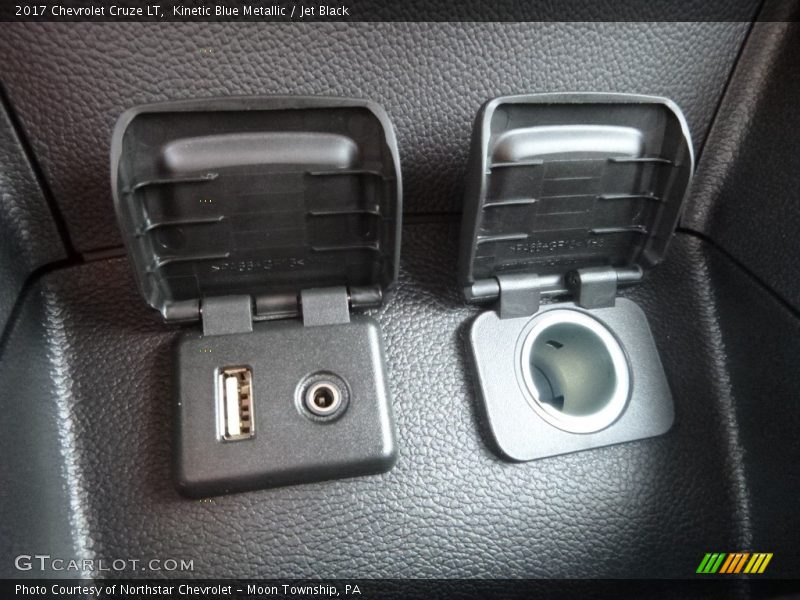 Kinetic Blue Metallic / Jet Black 2017 Chevrolet Cruze LT