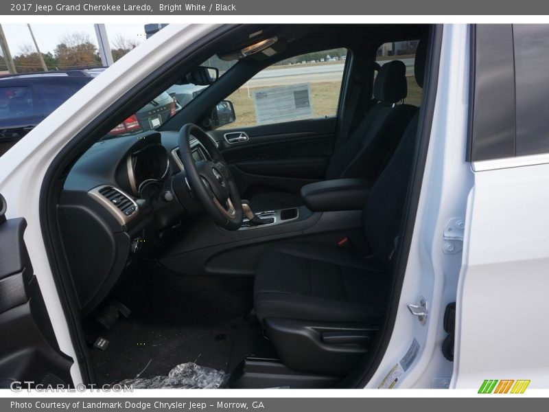 Bright White / Black 2017 Jeep Grand Cherokee Laredo