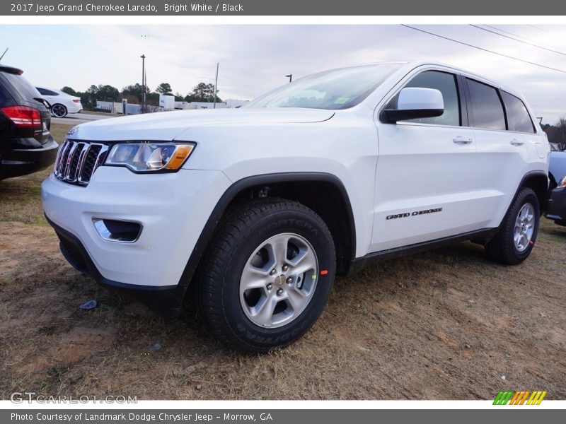 Bright White / Black 2017 Jeep Grand Cherokee Laredo