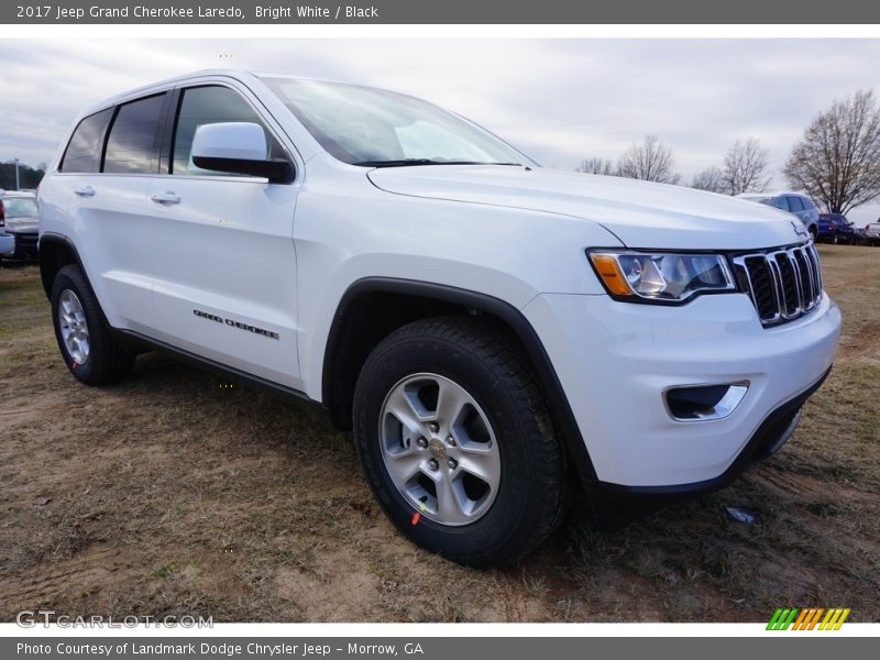 Bright White / Black 2017 Jeep Grand Cherokee Laredo