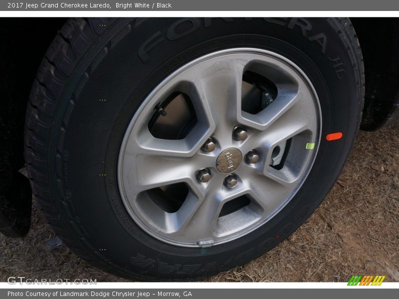 Bright White / Black 2017 Jeep Grand Cherokee Laredo