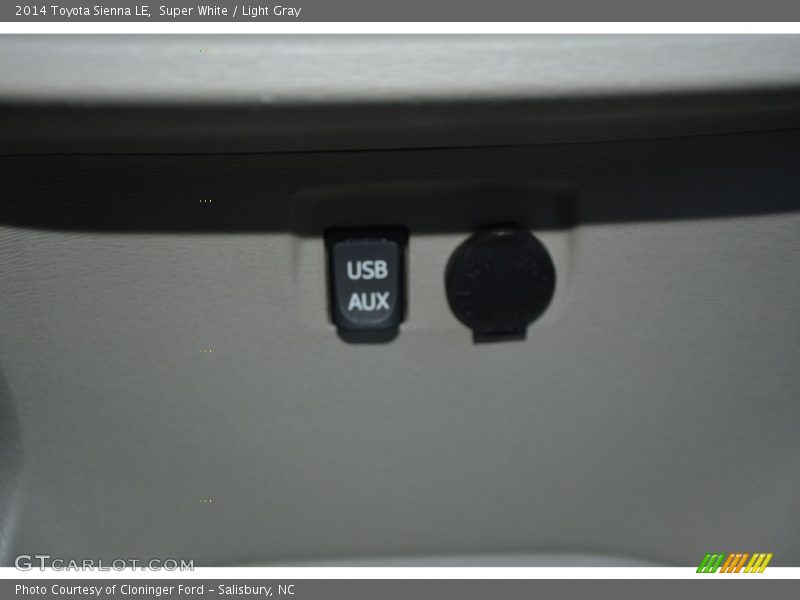 Super White / Light Gray 2014 Toyota Sienna LE