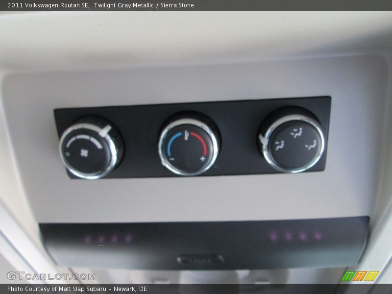Twilight Gray Metallic / Sierra Stone 2011 Volkswagen Routan SE