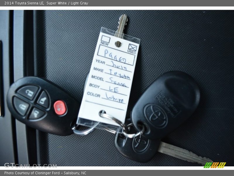 Super White / Light Gray 2014 Toyota Sienna LE