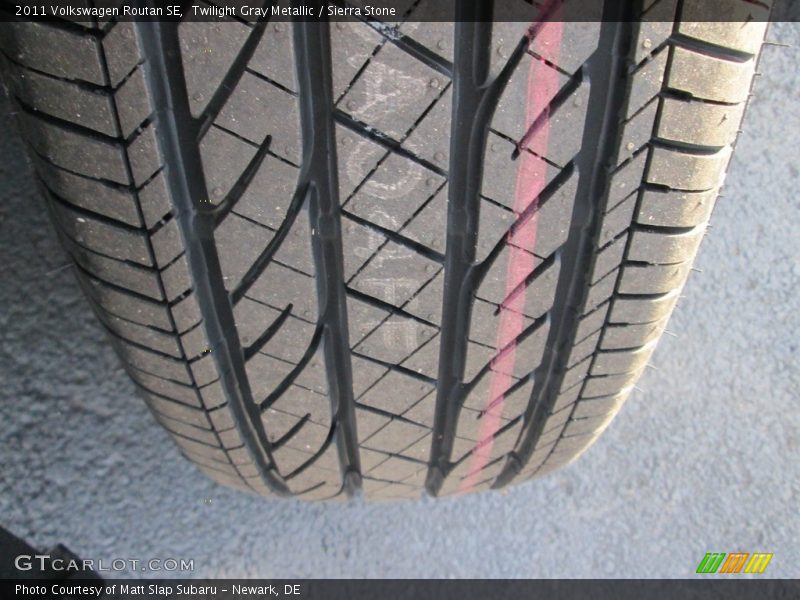 Twilight Gray Metallic / Sierra Stone 2011 Volkswagen Routan SE