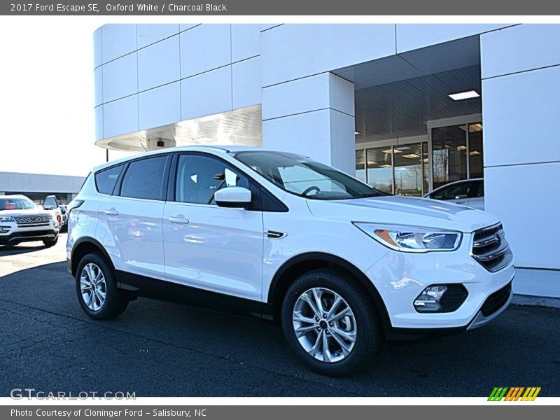 Oxford White / Charcoal Black 2017 Ford Escape SE