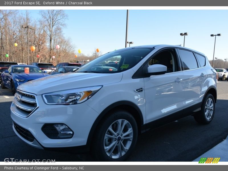 Oxford White / Charcoal Black 2017 Ford Escape SE