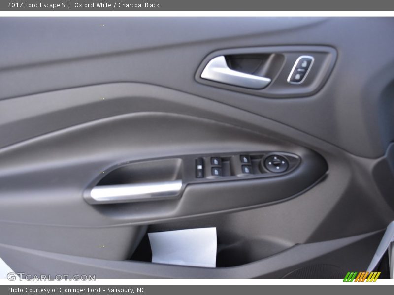 Oxford White / Charcoal Black 2017 Ford Escape SE
