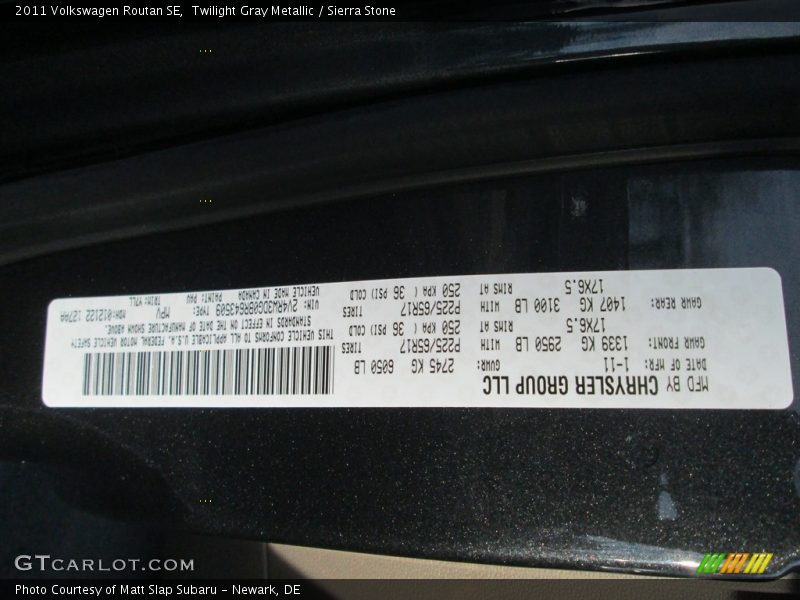 Twilight Gray Metallic / Sierra Stone 2011 Volkswagen Routan SE