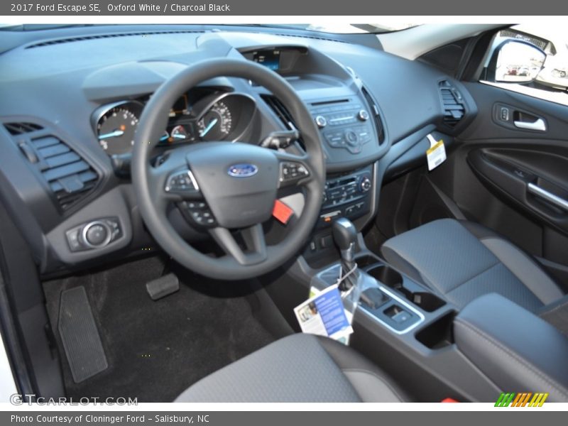 Oxford White / Charcoal Black 2017 Ford Escape SE