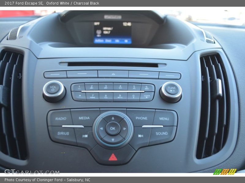Oxford White / Charcoal Black 2017 Ford Escape SE