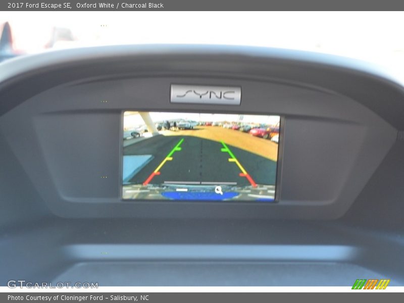 Oxford White / Charcoal Black 2017 Ford Escape SE