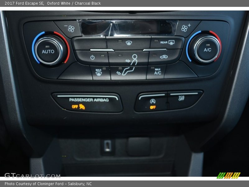 Oxford White / Charcoal Black 2017 Ford Escape SE