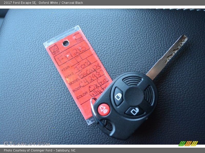 Oxford White / Charcoal Black 2017 Ford Escape SE