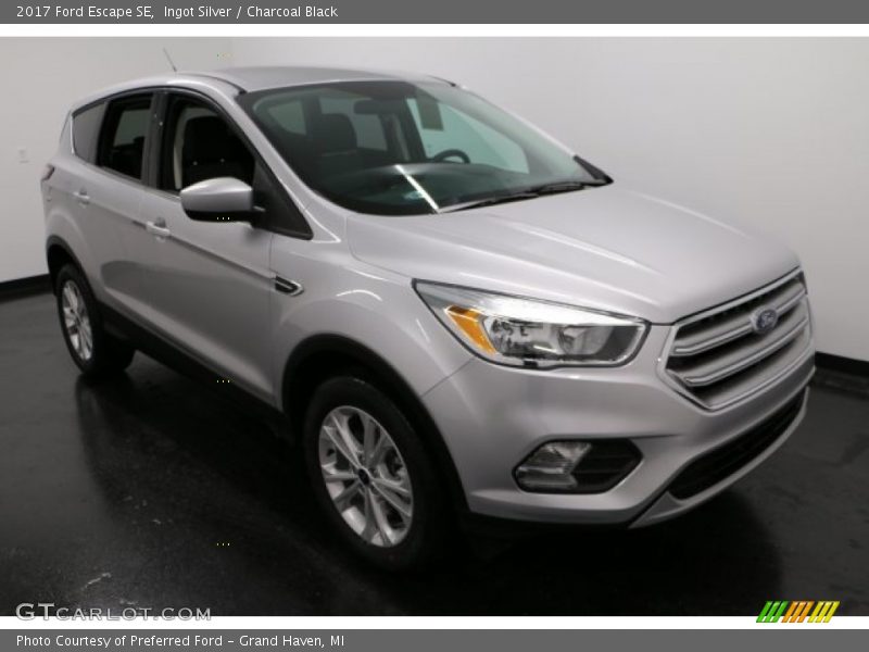 Ingot Silver / Charcoal Black 2017 Ford Escape SE