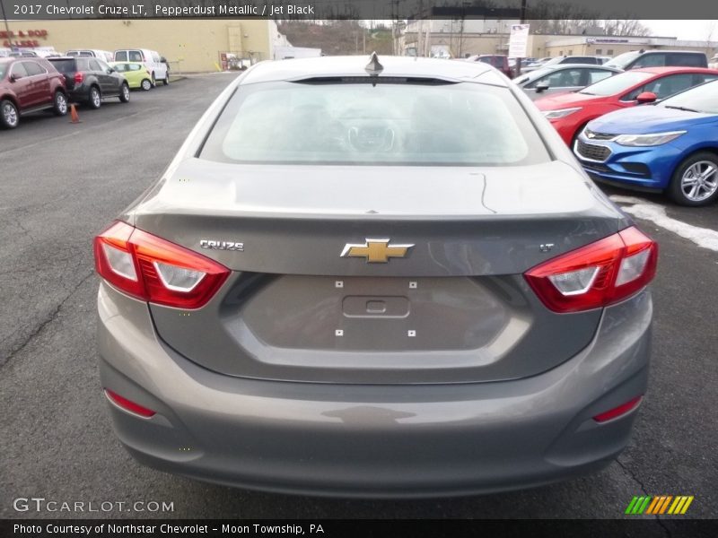 Pepperdust Metallic / Jet Black 2017 Chevrolet Cruze LT