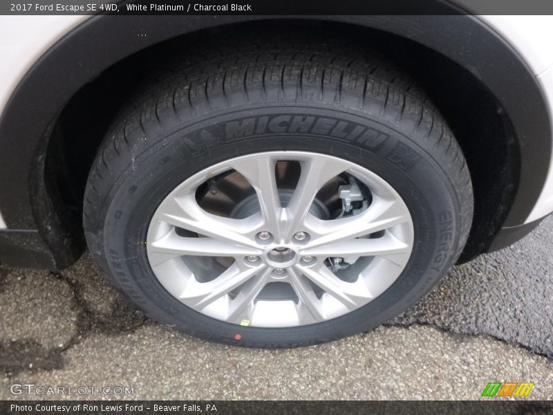 White Platinum / Charcoal Black 2017 Ford Escape SE 4WD