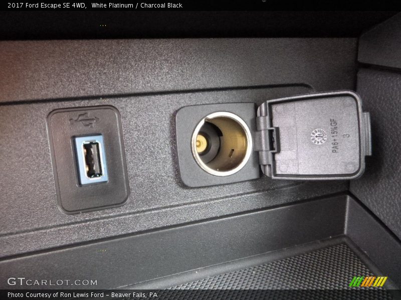White Platinum / Charcoal Black 2017 Ford Escape SE 4WD
