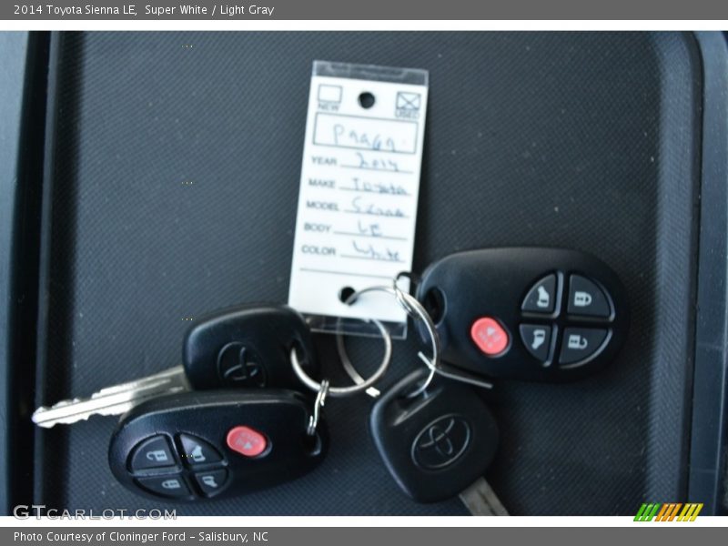 Super White / Light Gray 2014 Toyota Sienna LE
