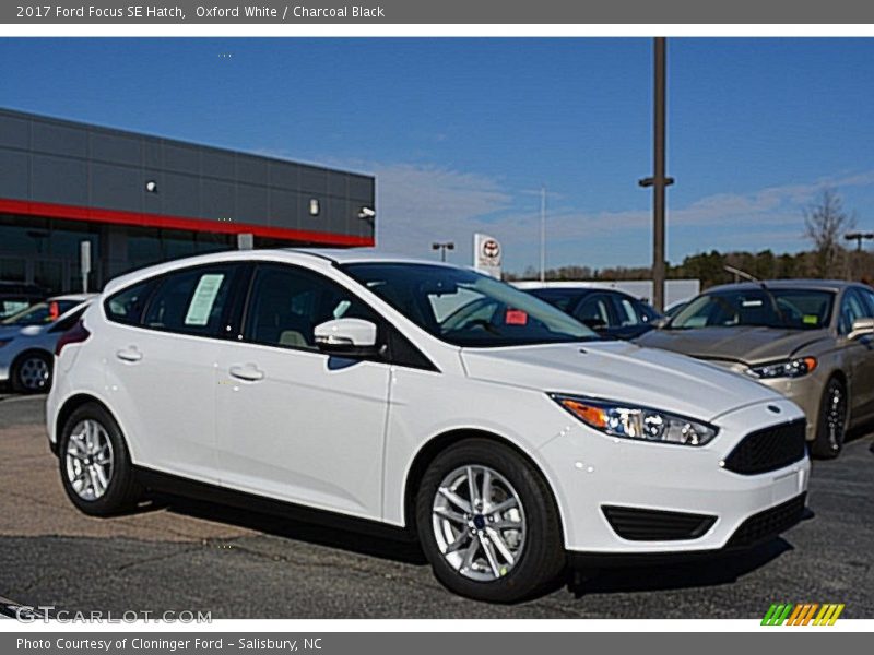 Oxford White / Charcoal Black 2017 Ford Focus SE Hatch