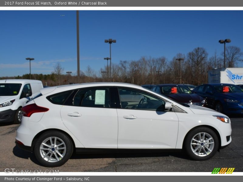 Oxford White / Charcoal Black 2017 Ford Focus SE Hatch