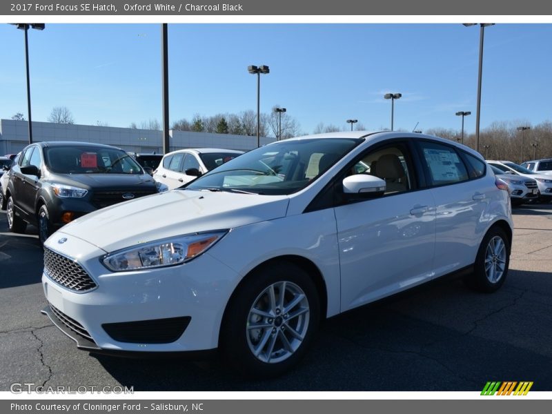 Oxford White / Charcoal Black 2017 Ford Focus SE Hatch