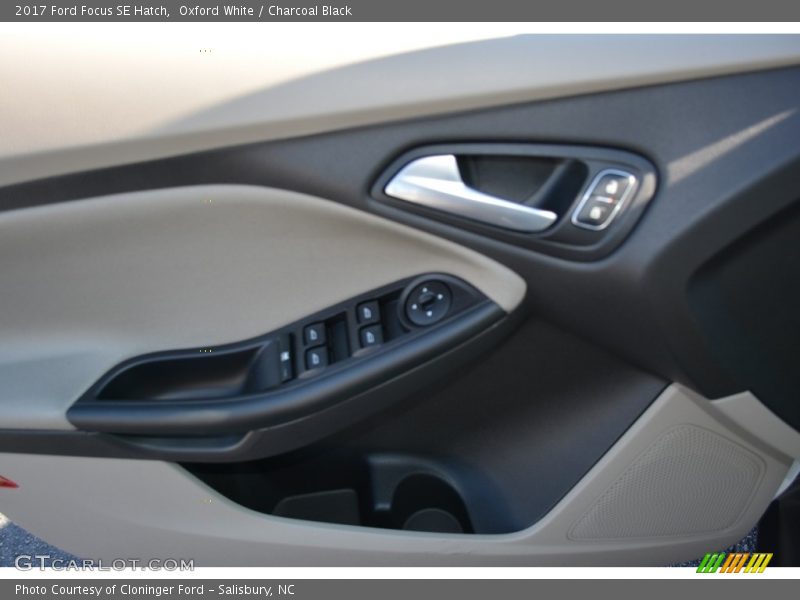 Oxford White / Charcoal Black 2017 Ford Focus SE Hatch
