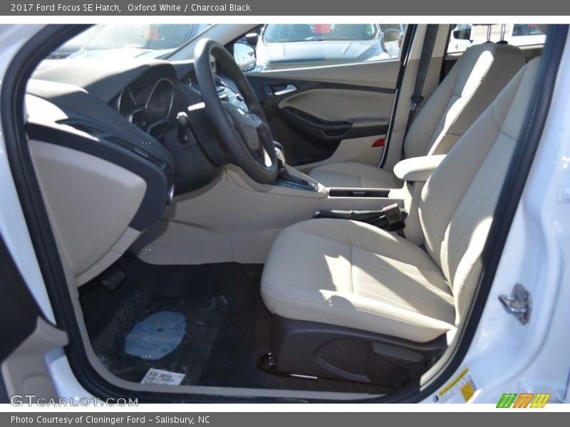 Oxford White / Charcoal Black 2017 Ford Focus SE Hatch