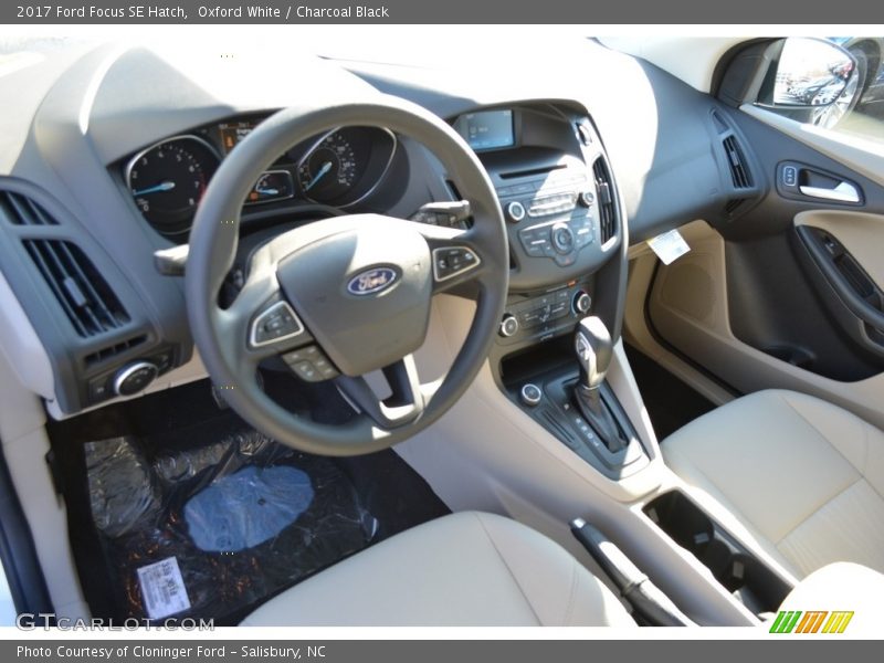 Oxford White / Charcoal Black 2017 Ford Focus SE Hatch