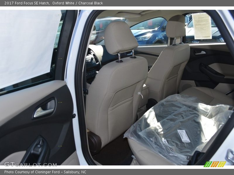 Oxford White / Charcoal Black 2017 Ford Focus SE Hatch