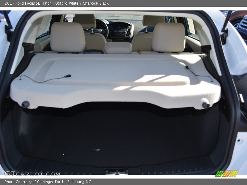 Oxford White / Charcoal Black 2017 Ford Focus SE Hatch