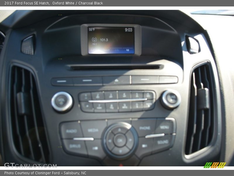 Oxford White / Charcoal Black 2017 Ford Focus SE Hatch