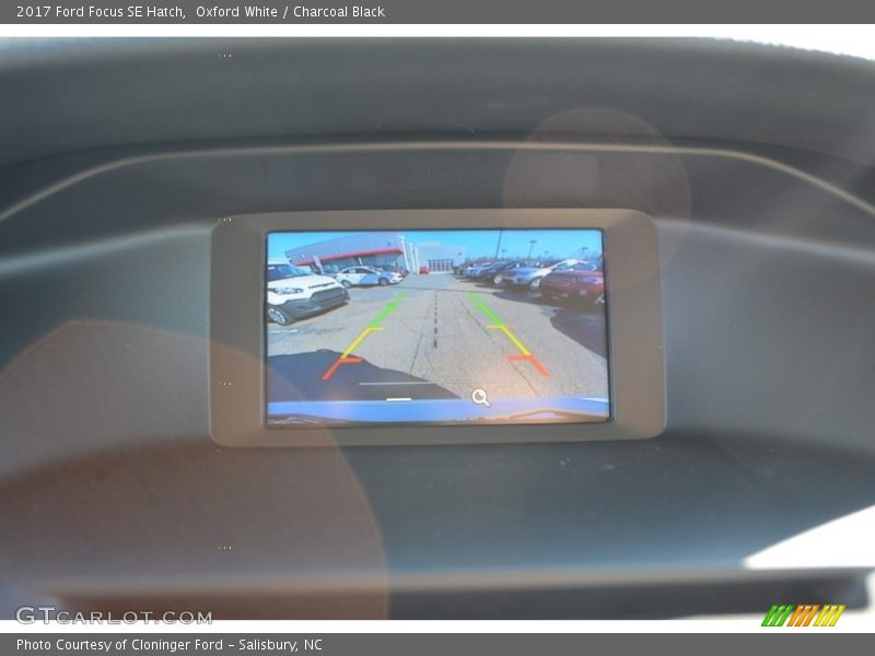 Oxford White / Charcoal Black 2017 Ford Focus SE Hatch