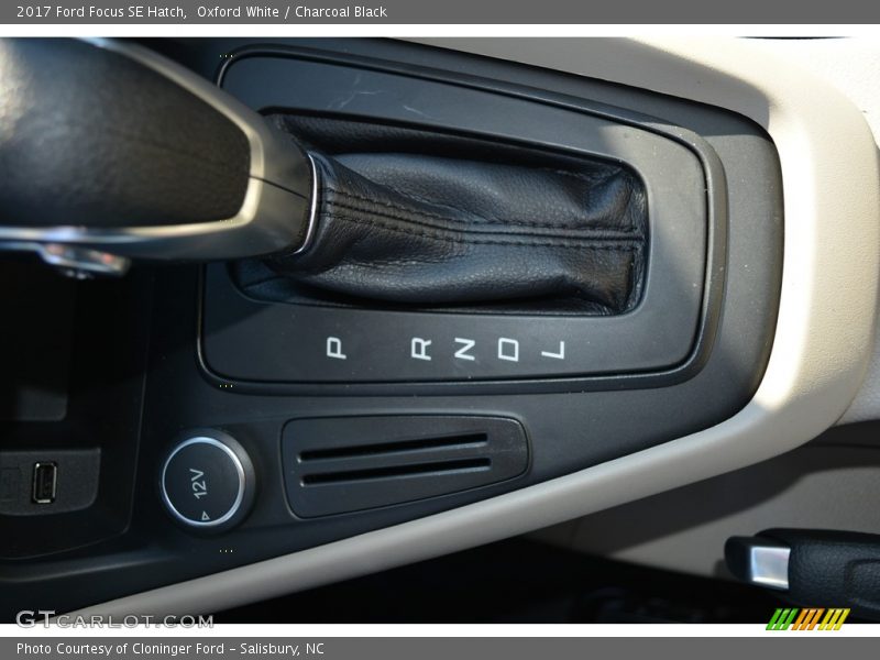 Oxford White / Charcoal Black 2017 Ford Focus SE Hatch