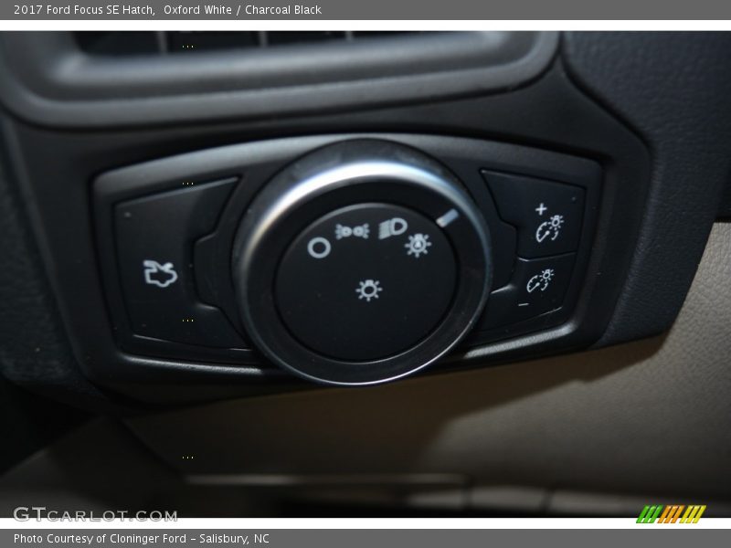 Oxford White / Charcoal Black 2017 Ford Focus SE Hatch